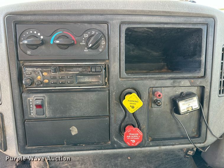 image for item IB9260 2005 International 4300  digger derrick truck