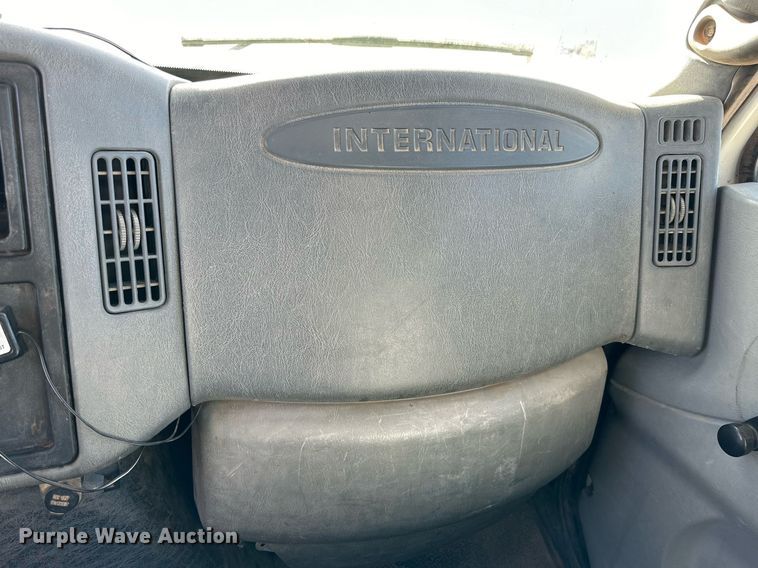 image for item IB9260 2005 International 4300  digger derrick truck