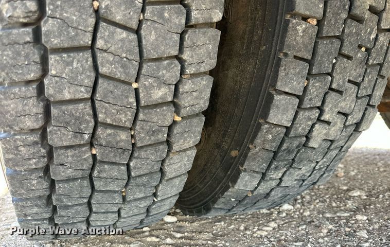 image for item IB9260 2005 International 4300  digger derrick truck