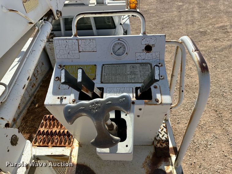 image for item IB9263 1991 GMC C6500 digger derrick truck