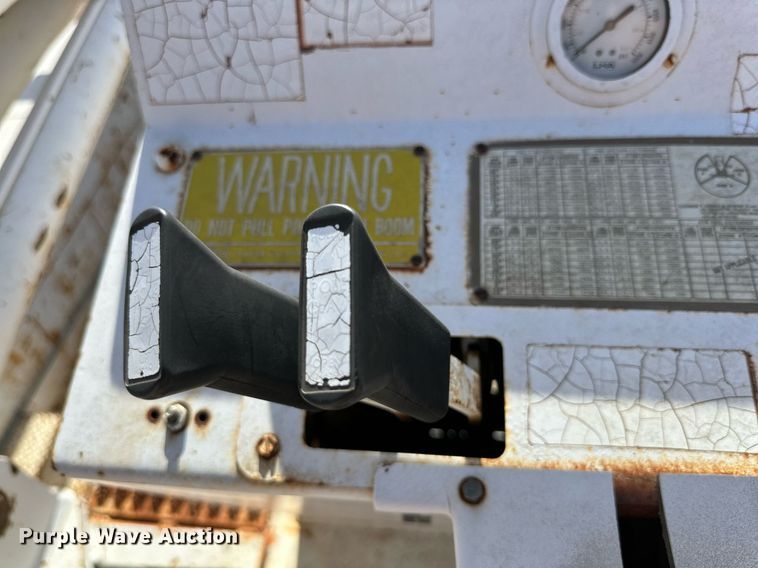 image for item IB9263 1991 GMC C6500 digger derrick truck