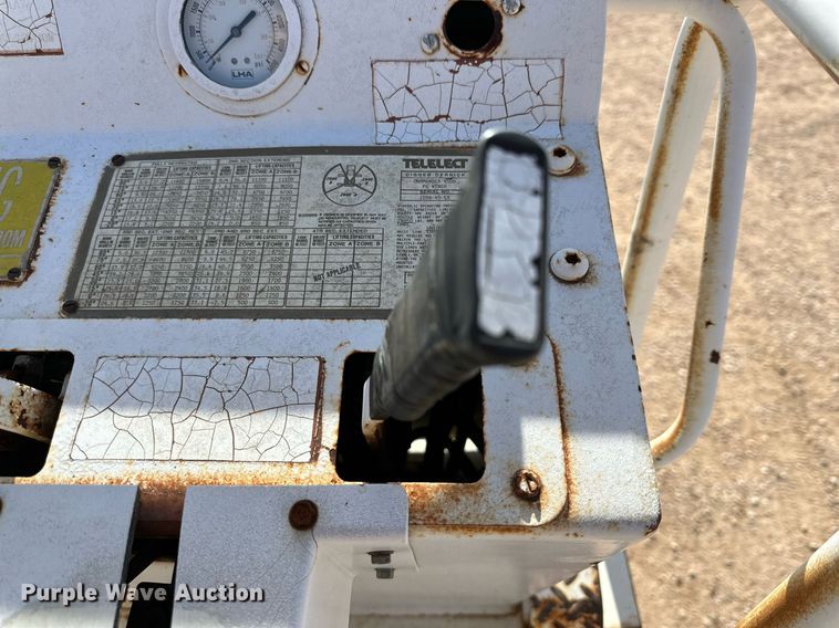 image for item IB9263 1991 GMC C6500 digger derrick truck