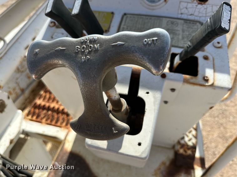 image for item IB9263 1991 GMC C6500 digger derrick truck