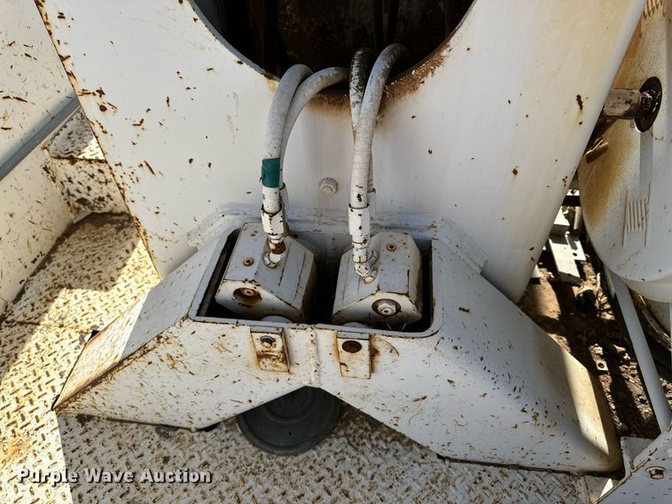 image for item IB9263 1991 GMC C6500 digger derrick truck