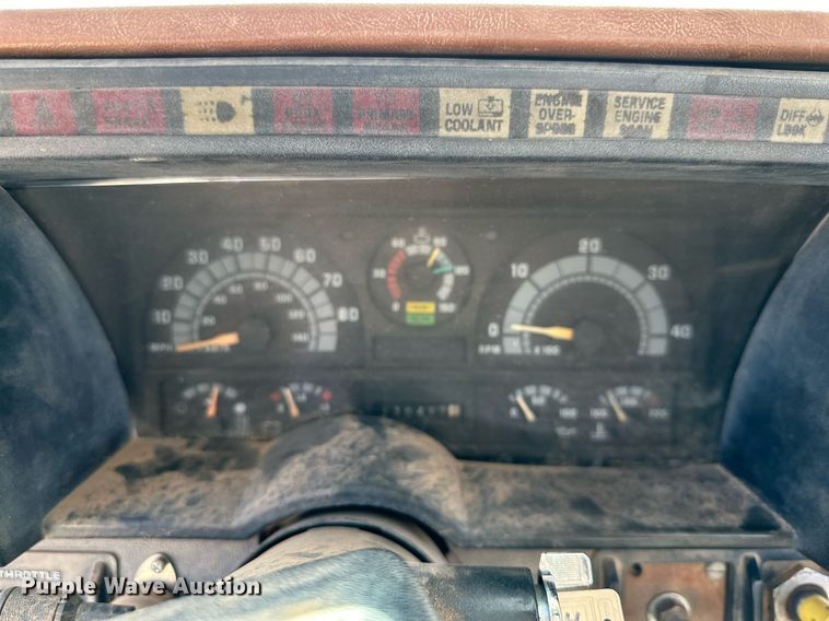 image for item IB9263 1991 GMC C6500 digger derrick truck