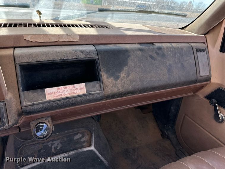 image for item IB9263 1991 GMC C6500 digger derrick truck