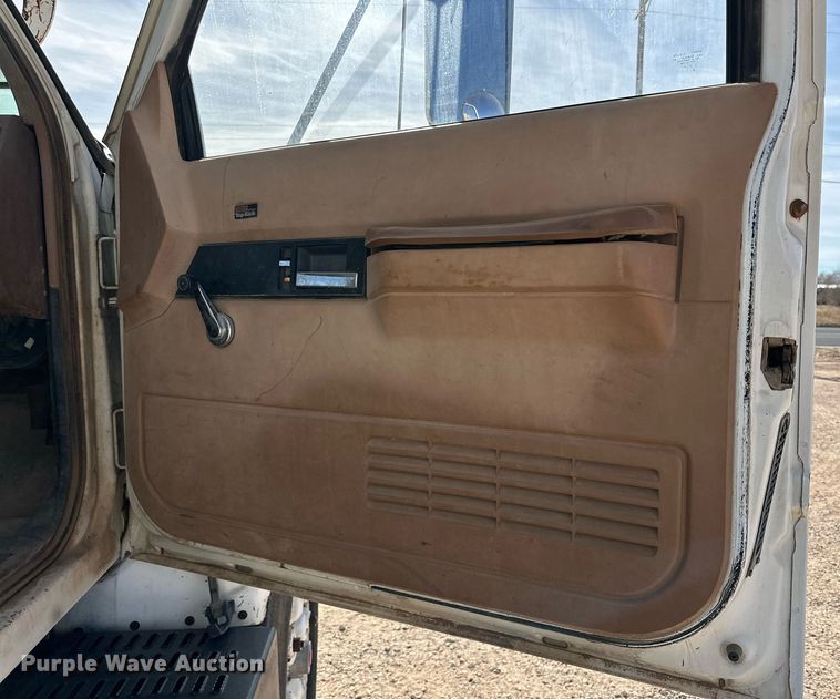 image for item IB9263 1991 GMC C6500 digger derrick truck