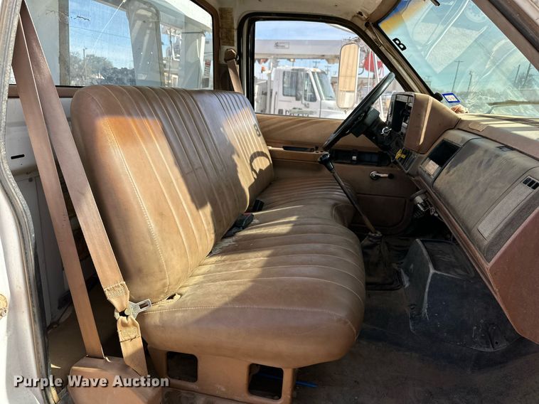 image for item IB9263 1991 GMC C6500 digger derrick truck