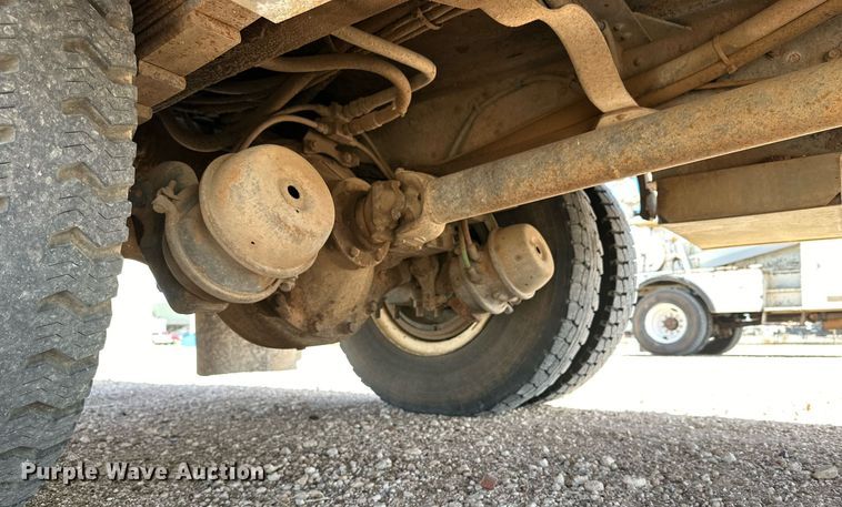 image for item IB9263 1991 GMC C6500 digger derrick truck