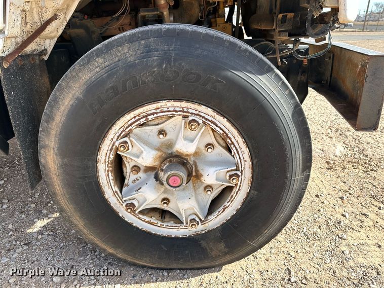 image for item IB9263 1991 GMC C6500 digger derrick truck