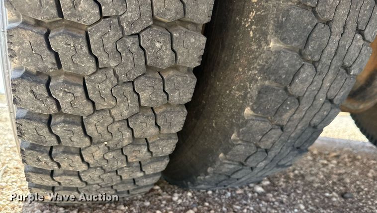 image for item IB9263 1991 GMC C6500 digger derrick truck