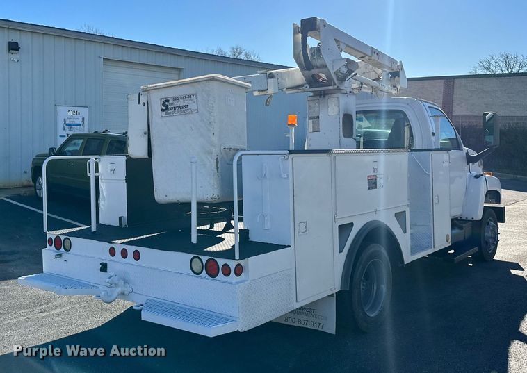 image for item NL9314 2004 GMC C6500  bucket truck