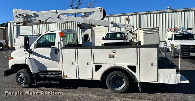image for item NL9314 2004 GMC C6500  bucket truck