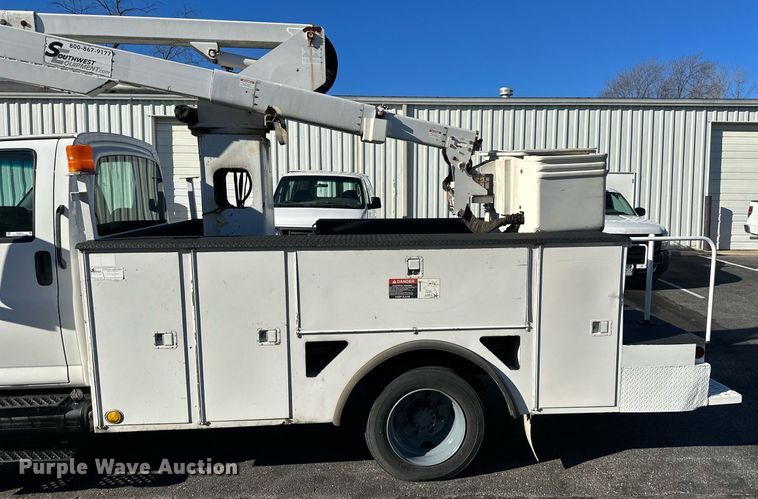 image for item NL9314 2004 GMC C6500  bucket truck