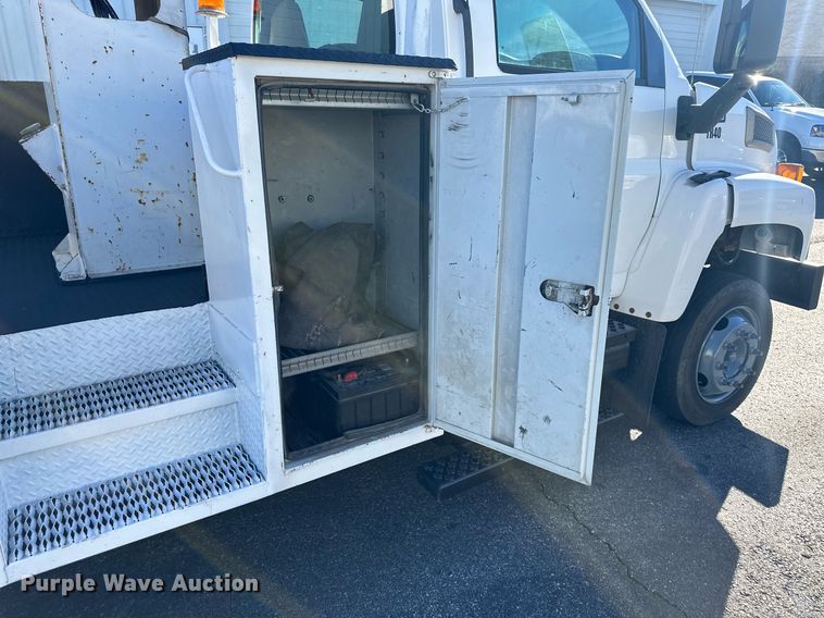 image for item NL9314 2004 GMC C6500  bucket truck