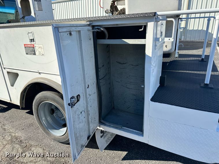 image for item NL9314 2004 GMC C6500  bucket truck