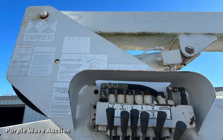 image for item NL9314 2004 GMC C6500  bucket truck