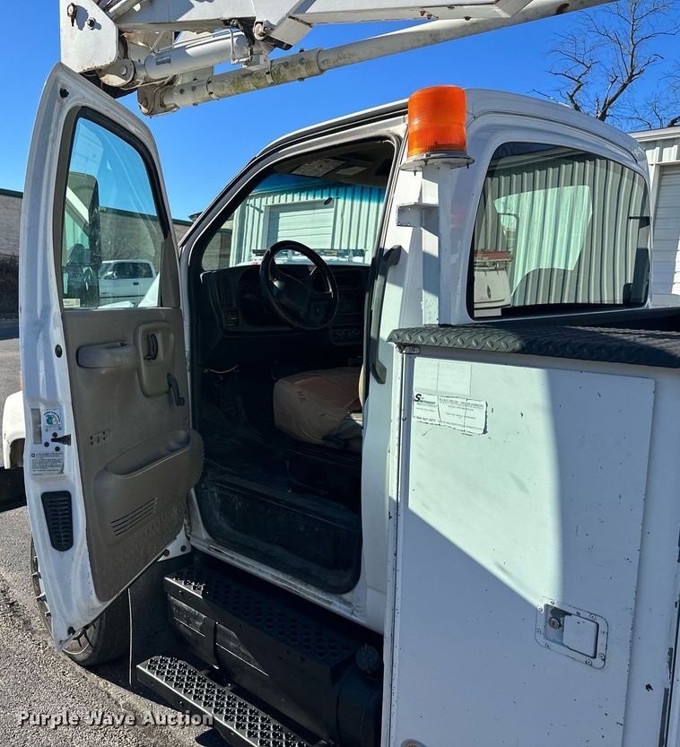 image for item NL9314 2004 GMC C6500  bucket truck