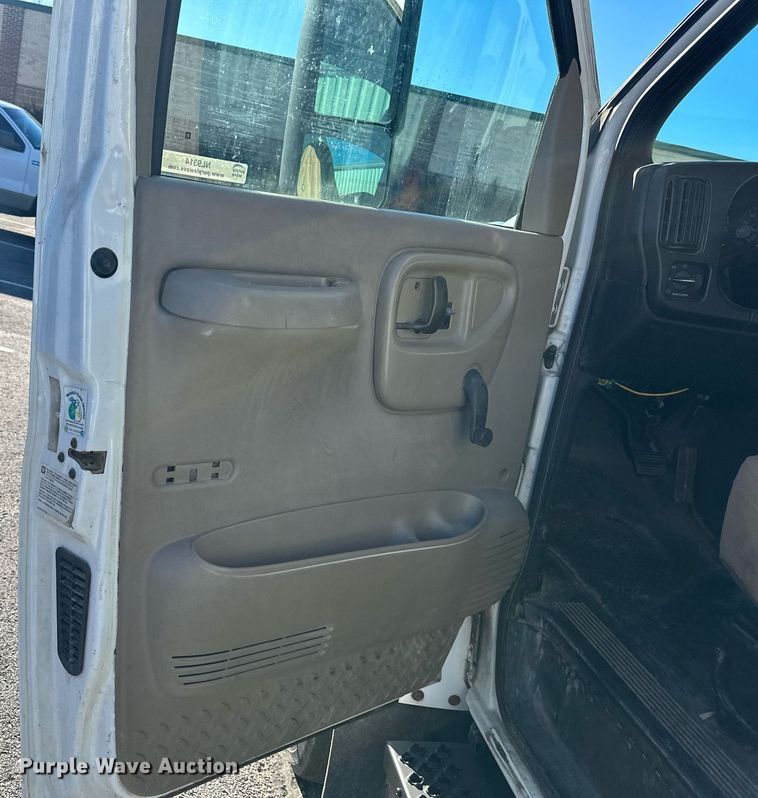 image for item NL9314 2004 GMC C6500  bucket truck