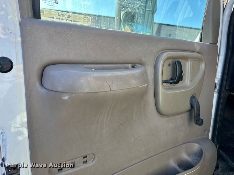 image for item NL9314 2004 GMC C6500  bucket truck