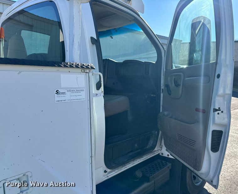 image for item NL9314 2004 GMC C6500  bucket truck