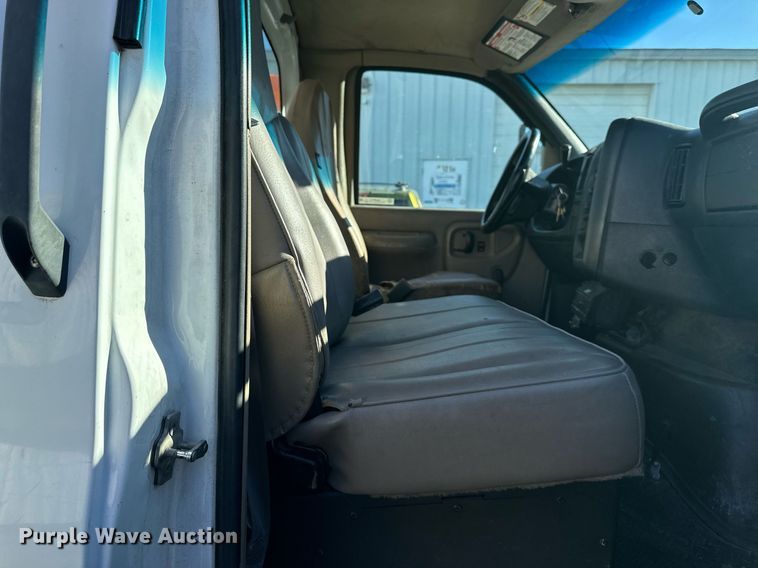 image for item NL9314 2004 GMC C6500  bucket truck