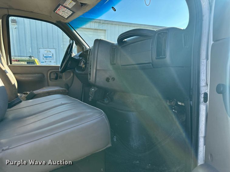 image for item NL9314 2004 GMC C6500  bucket truck