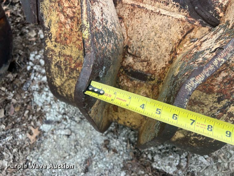 image for item NN9332 (5) Case backhoe buckets