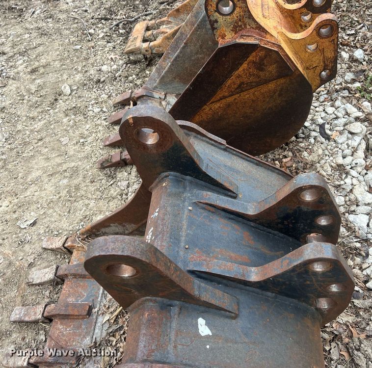 image for item NN9332 (5) Case backhoe buckets