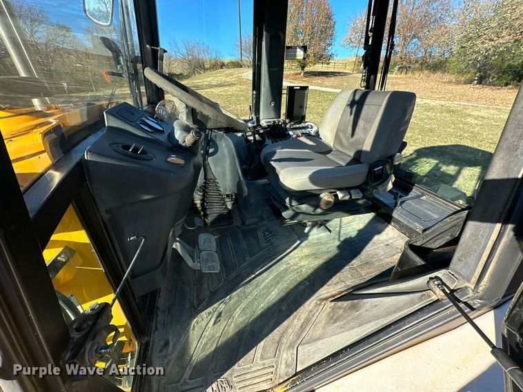 image for item NO9480 2004 JCB 212SU landscape tractor