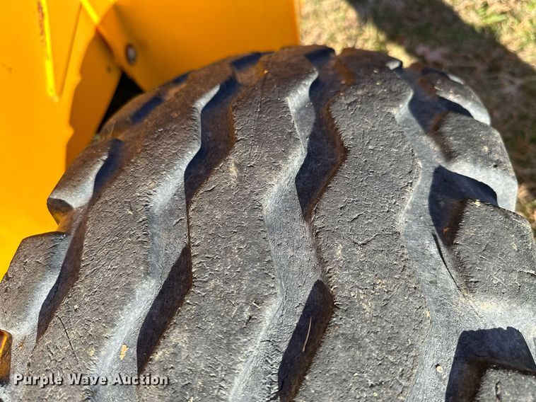 image for item NO9480 2004 JCB 212SU landscape tractor