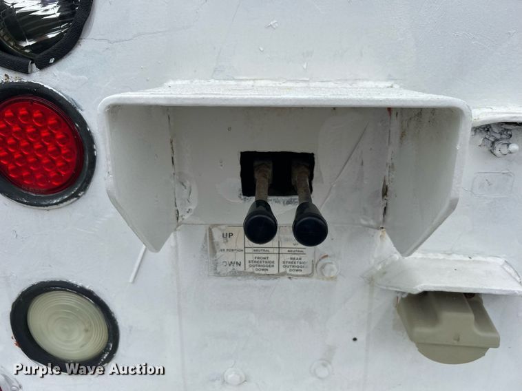 image for item OM9199 1998 GMC C8500 digger derrick truck