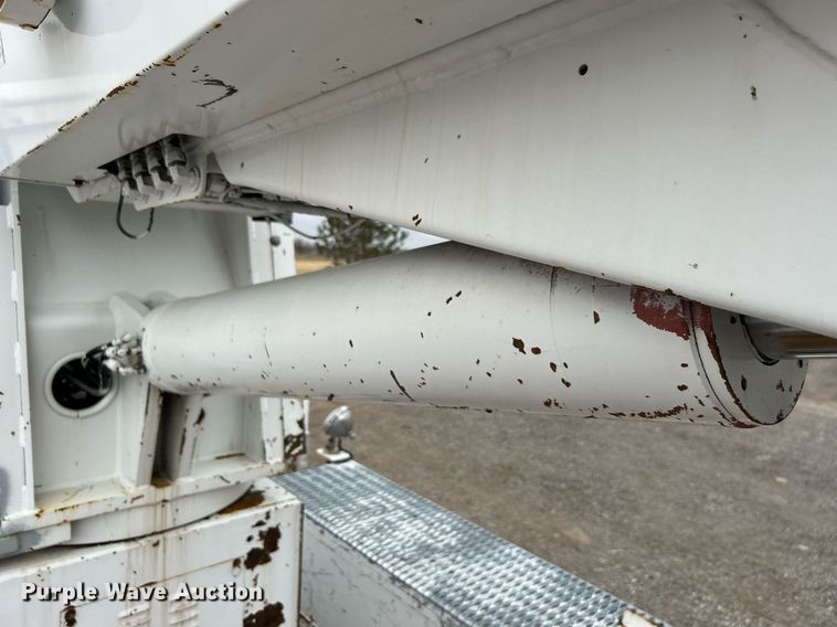 image for item OM9199 1998 GMC C8500 digger derrick truck