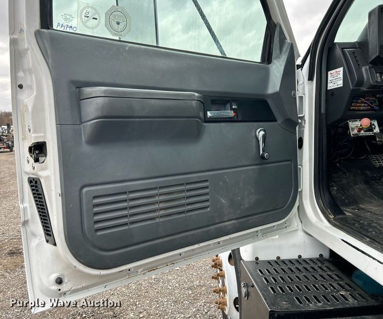 image for item OM9199 1998 GMC C8500 digger derrick truck