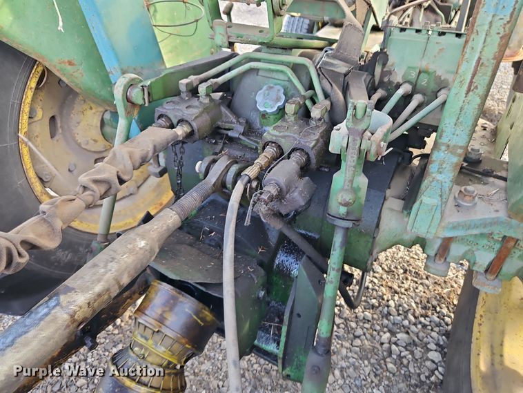 image for item DN7170 1976 John Deere 2640  tractor