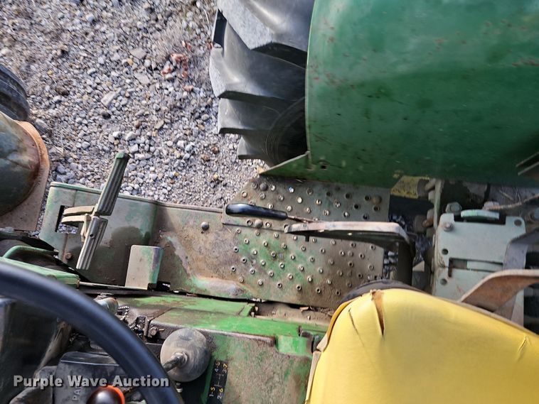 image for item DN7170 1976 John Deere 2640  tractor
