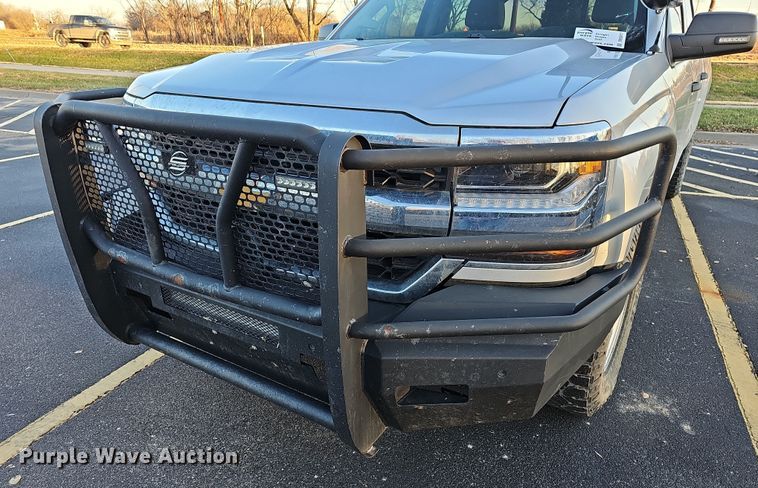 image for item DR5917 2018 Chevrolet Silverado 1500  Crew Cab pickup truck