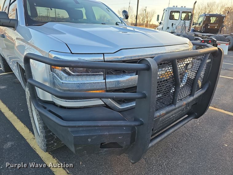 image for item DR5917 2018 Chevrolet Silverado 1500  Crew Cab pickup truck