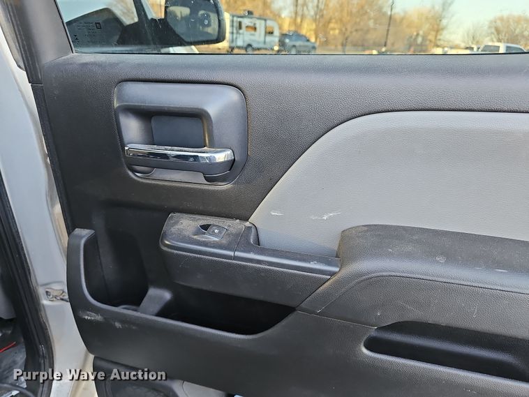 image for item DR5917 2018 Chevrolet Silverado 1500  Crew Cab pickup truck