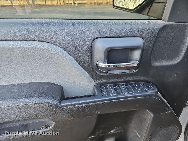 image for item DR5917 2018 Chevrolet Silverado 1500  Crew Cab pickup truck