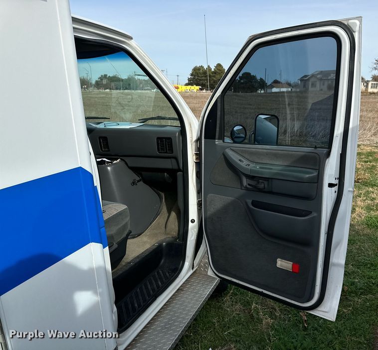 image for item IB9271 1994 Ford E350  ambulance