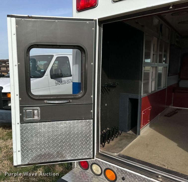 image for item IB9271 1994 Ford E350  ambulance