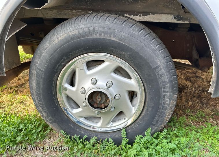 image for item IB9271 1994 Ford E350  ambulance