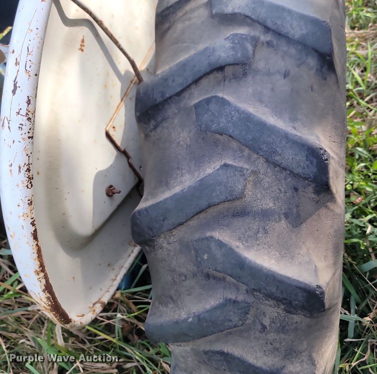 image for item JG9753 Ford 2600  tractor