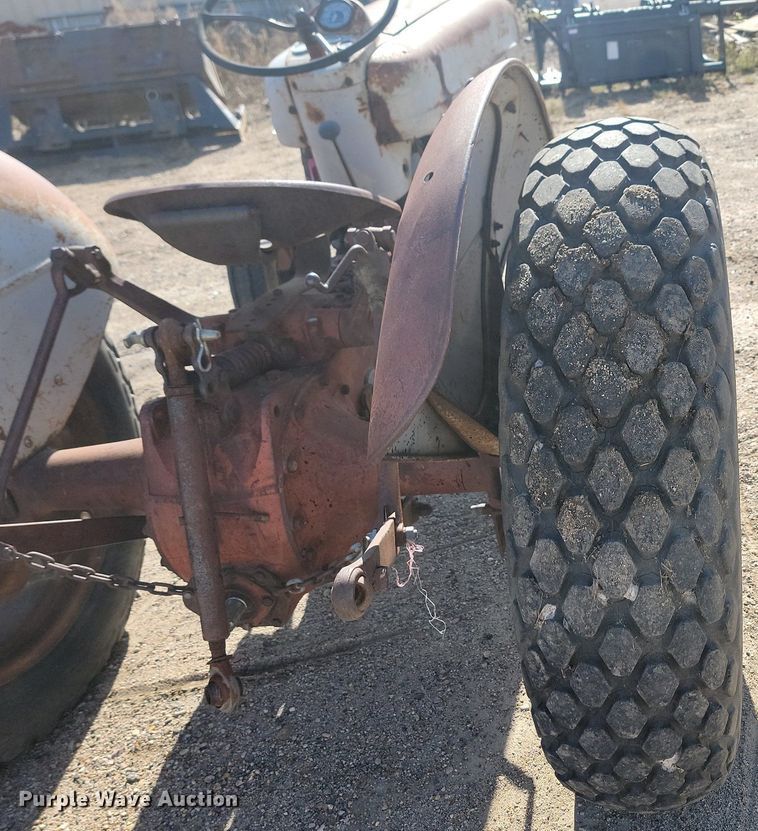 image for item JG9755 Ford  tractor