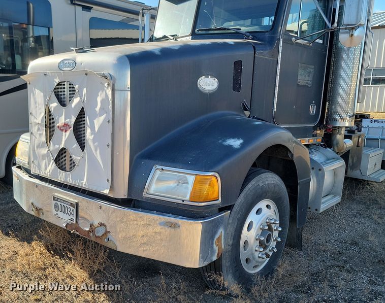 image for item KT9953 1996 Peterbilt 385  semi truck