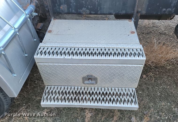 image for item KT9953 1996 Peterbilt 385  semi truck