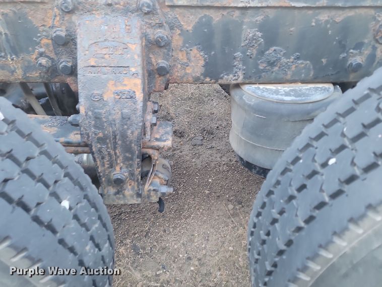 image for item KT9953 1996 Peterbilt 385  semi truck