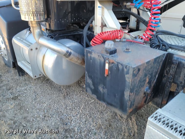 image for item KT9953 1996 Peterbilt 385  semi truck