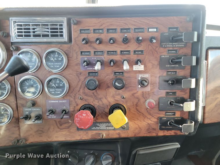 image for item KT9953 1996 Peterbilt 385  semi truck